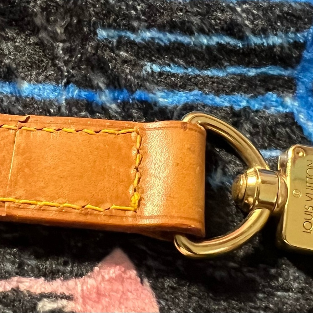 ‼️SOLD‼️LOUIS VUITTON LEATHER STRAP CROSSBODY/ SHOULDER/ DUFFLE BAGS 110”CM - Picture 7 of 12